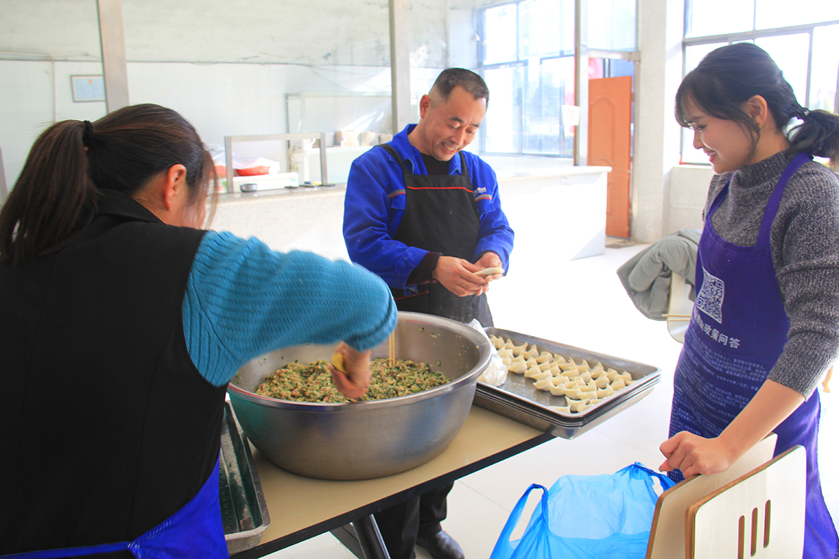 豪家集團(tuán)員工一起包餃子