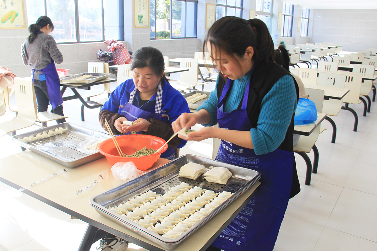 豪家集團(tuán)員工一起包餃子